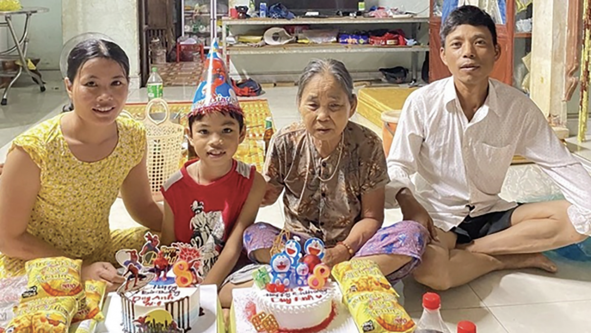 Chị Dung vui vẻ cùng gia đình trong bữa sinh nhật của con trai.