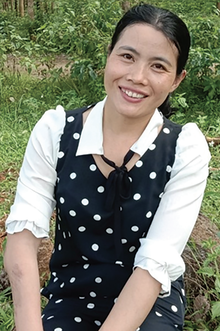 Nụ cười hạnh phúc đã trở lại với chị Dung sau khi sức khỏe đã phục hồi và vợ chồng chị đã có việc làm ổn định.