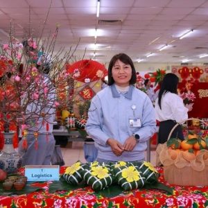 Khi bàn tay người thợ TOTO tạm rời máy móc để "gói" trọn vị Tết