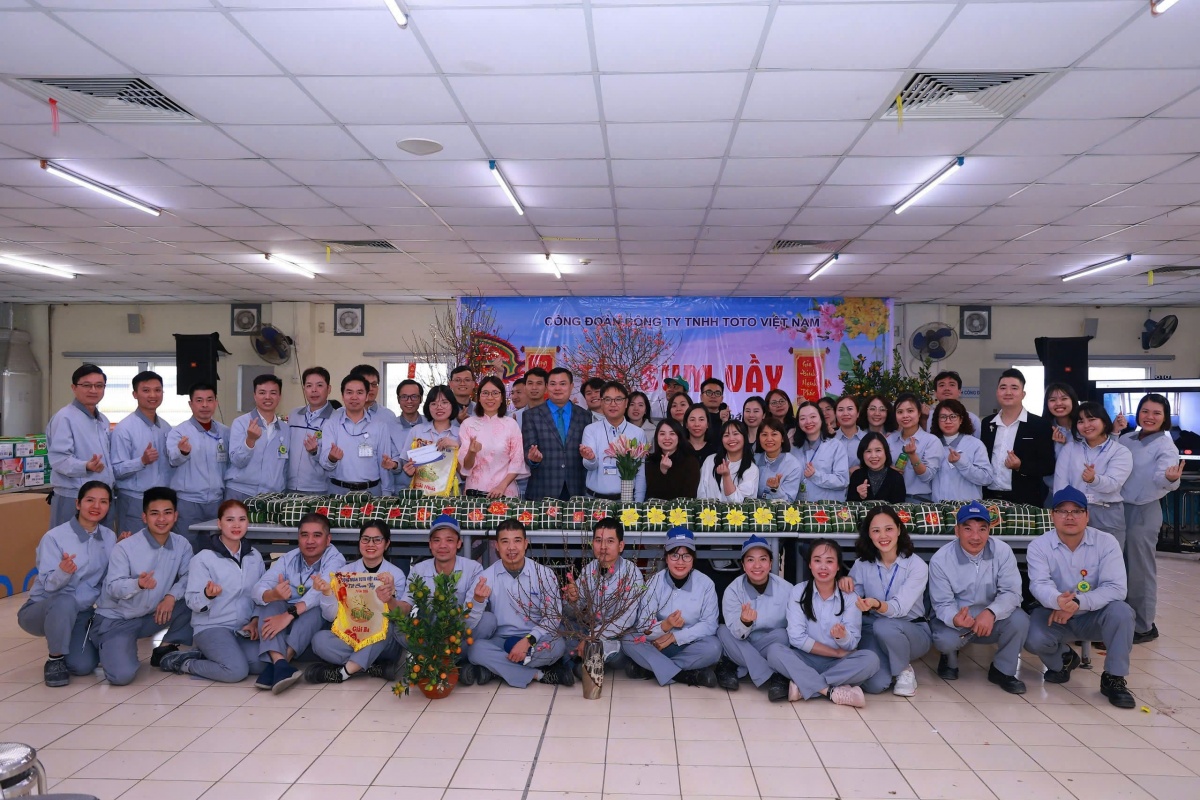 Khi bàn tay người thợ TOTO tạm rời máy móc để 