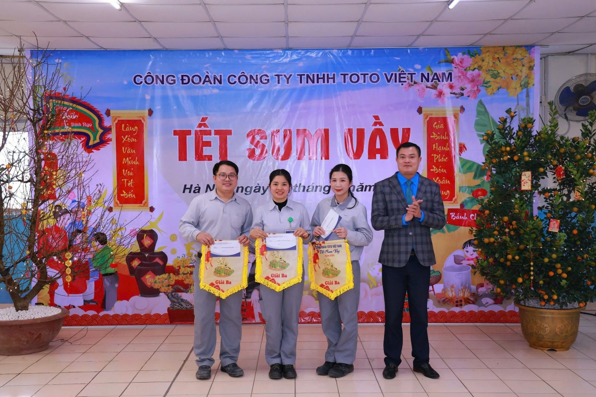 Khi bàn tay người thợ TOTO tạm rời máy móc để 