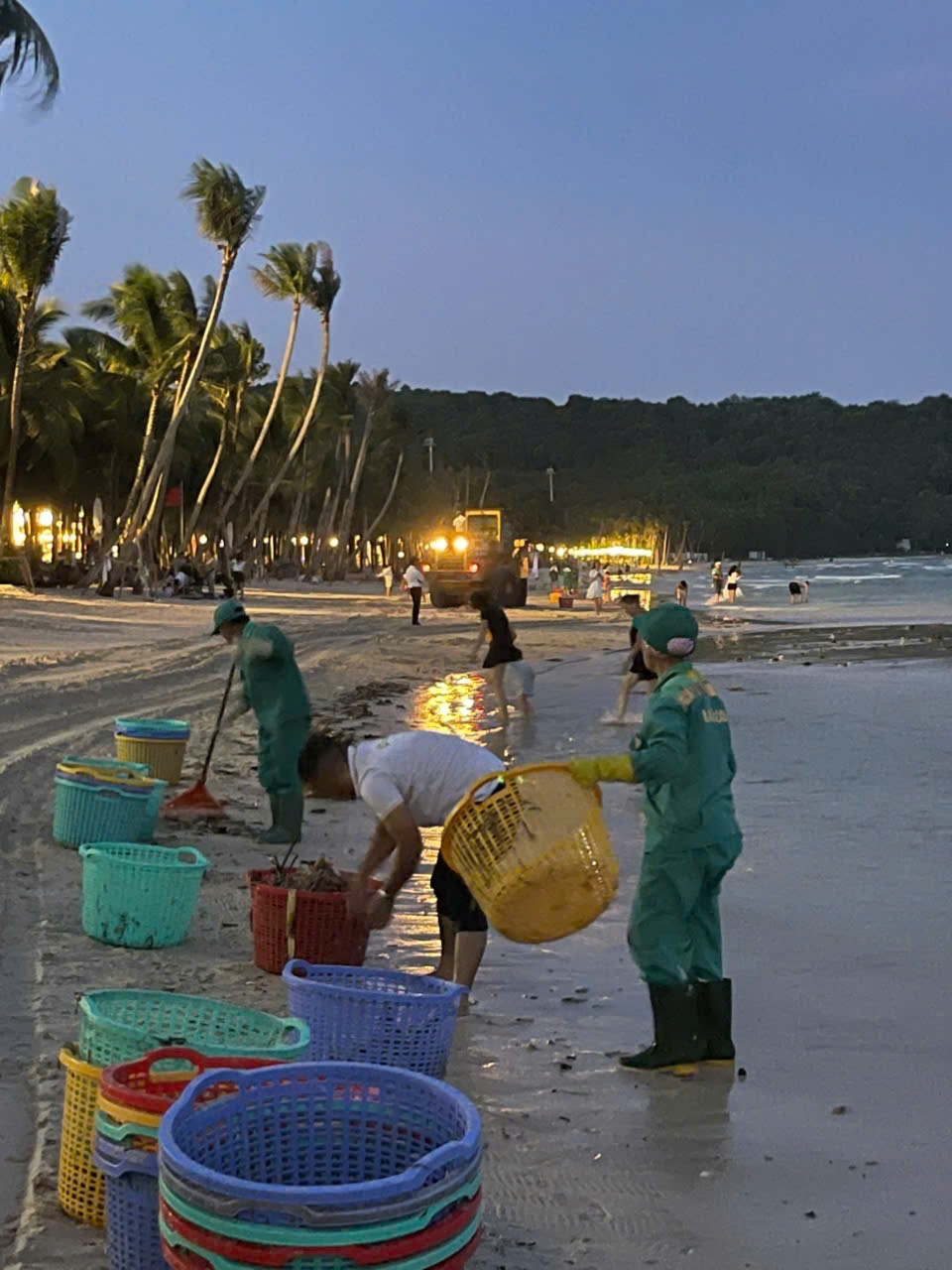 Hàng trăm người dân và du khách cùng làm sạch bãi biển Phú Quốc mùa gió chướng