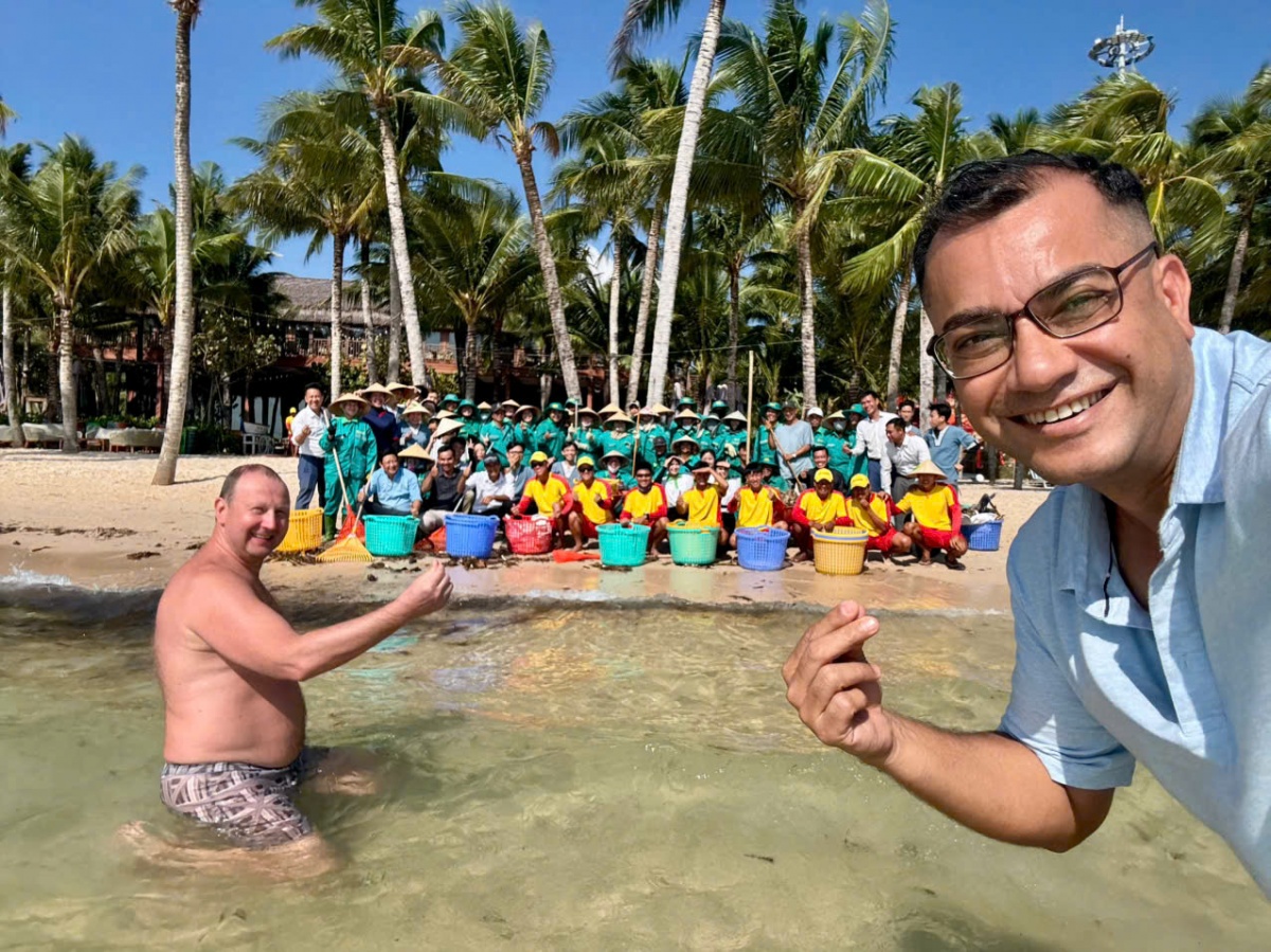 Hàng trăm người dân và du khách cùng làm sạch bãi biển Phú Quốc mùa gió chướng