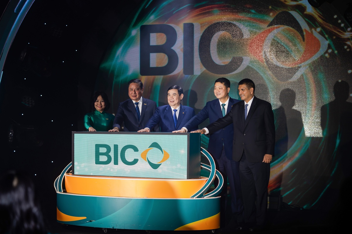 Đại diện Lãnh đạo các đơn vị thực hiện nghi thức ra mắt nhận diện thương hiệu mới của BIC