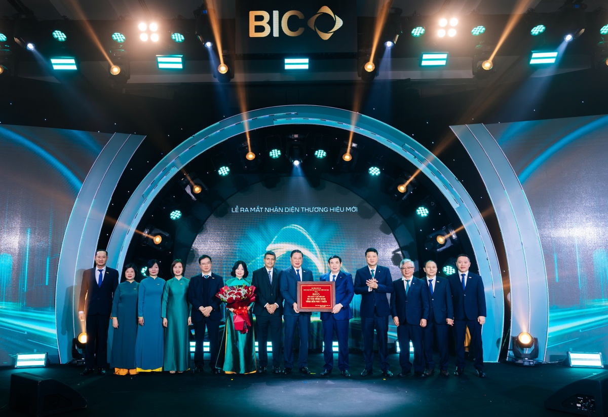 Ban Lãnh đạo BIDV trao tặng 8 chữ vàng “An Tâm Đồng Hành, Vững Bền Phát Triển” cho BIC nhân dịp ra mắt nhận diện thương hiệu mới