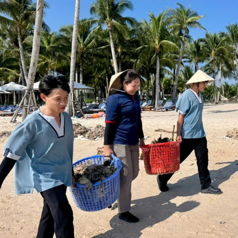 Hàng trăm người dân và du khách cùng làm sạch bãi biển Phú Quốc mùa gió chướng