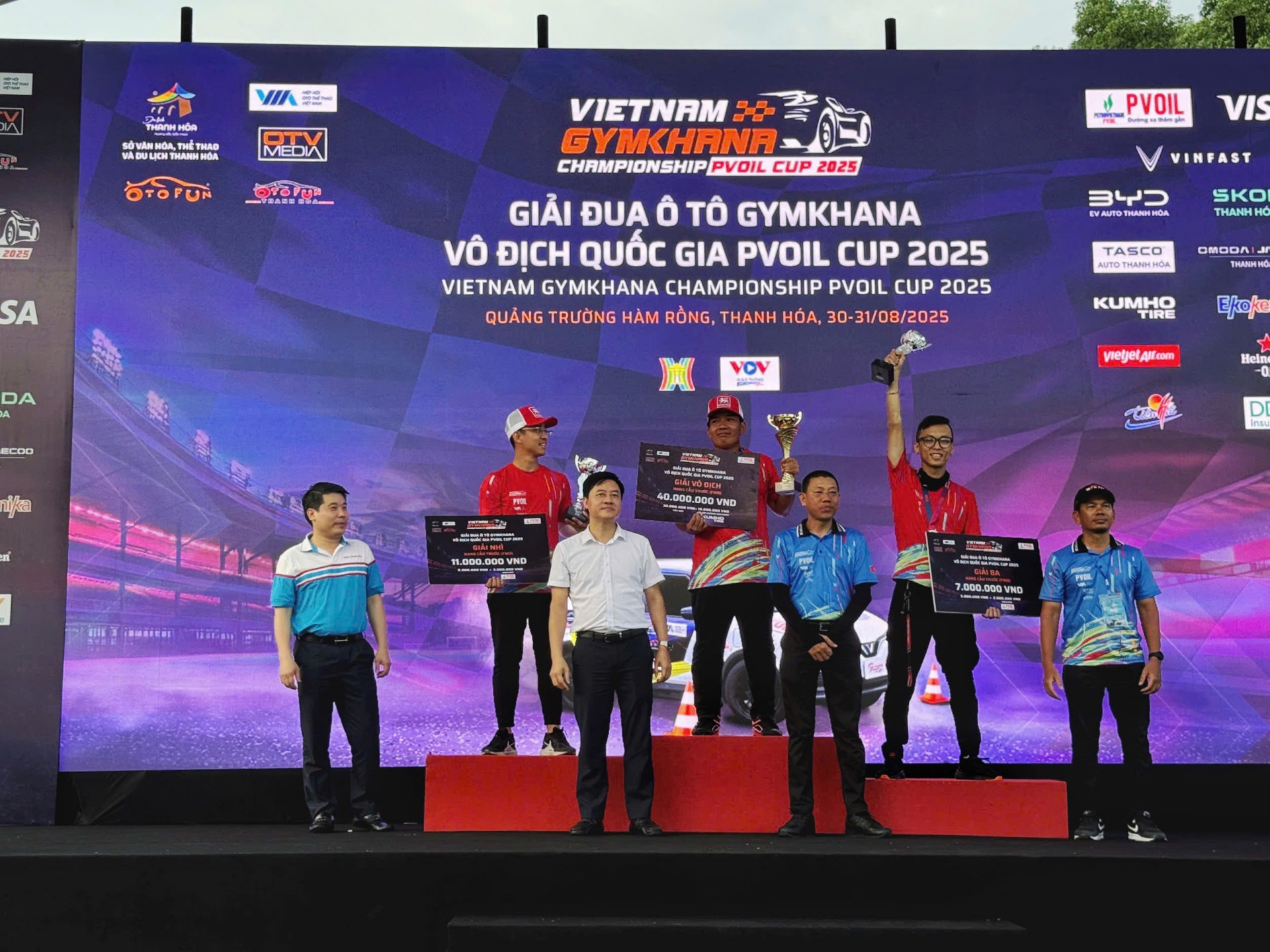 Các nhà vô địch PVOIL VGC 2025 lần đầu nâng cúp tại Thanh Hoá