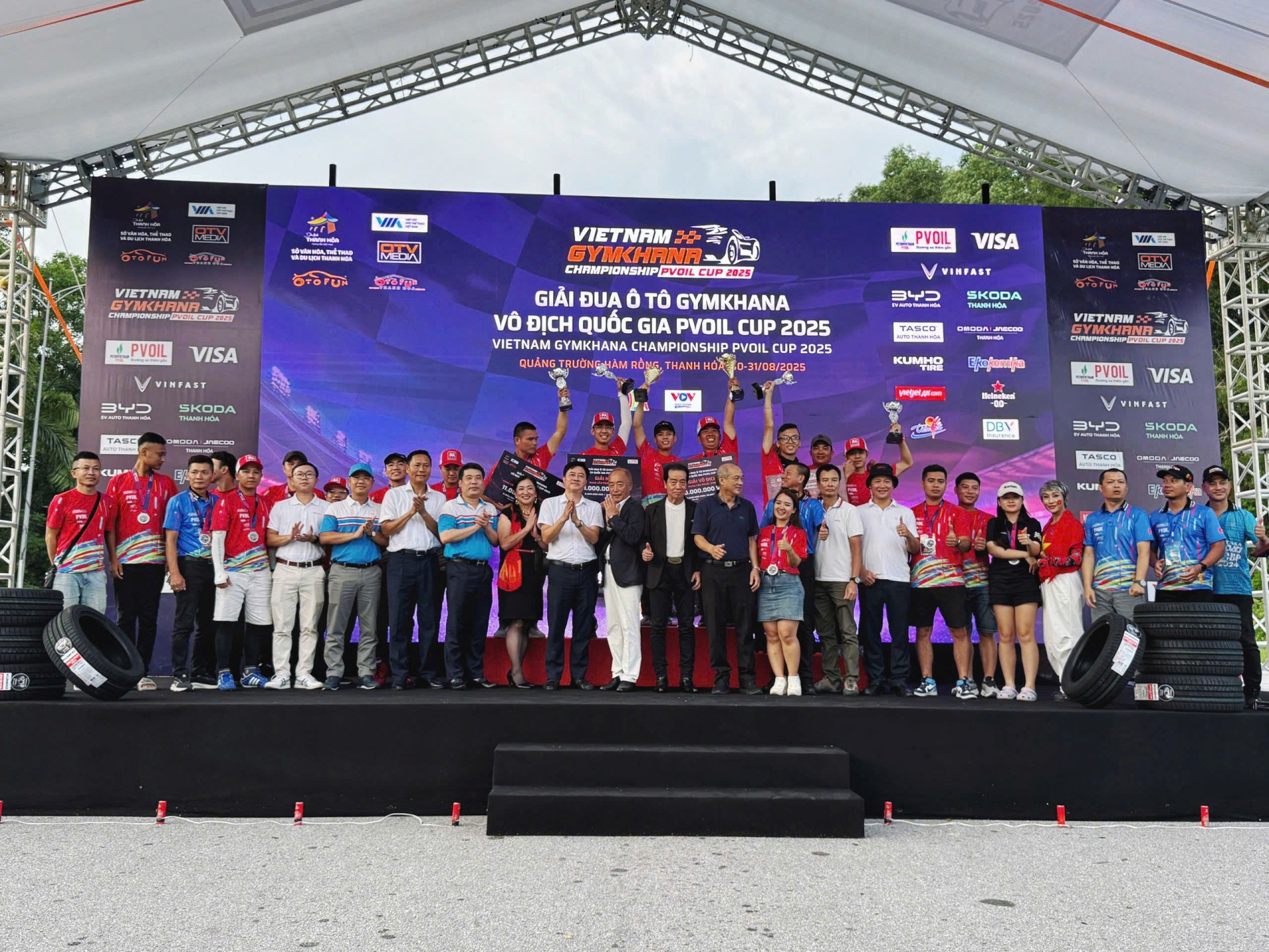 Các nhà vô địch PVOIL VGC 2025 lần đầu nâng cúp tại Thanh Hoá