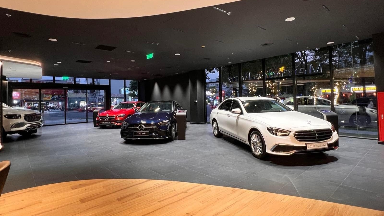 Ôtô hạng sang giảm giá kỷ lục tại Việt Nam, cao nhất tới 2,6 tỷ đồng Ôtô hạng sang giảm giá kỷ lục tại Việt Nam, cao nhất tới 2,6 tỷ đồng