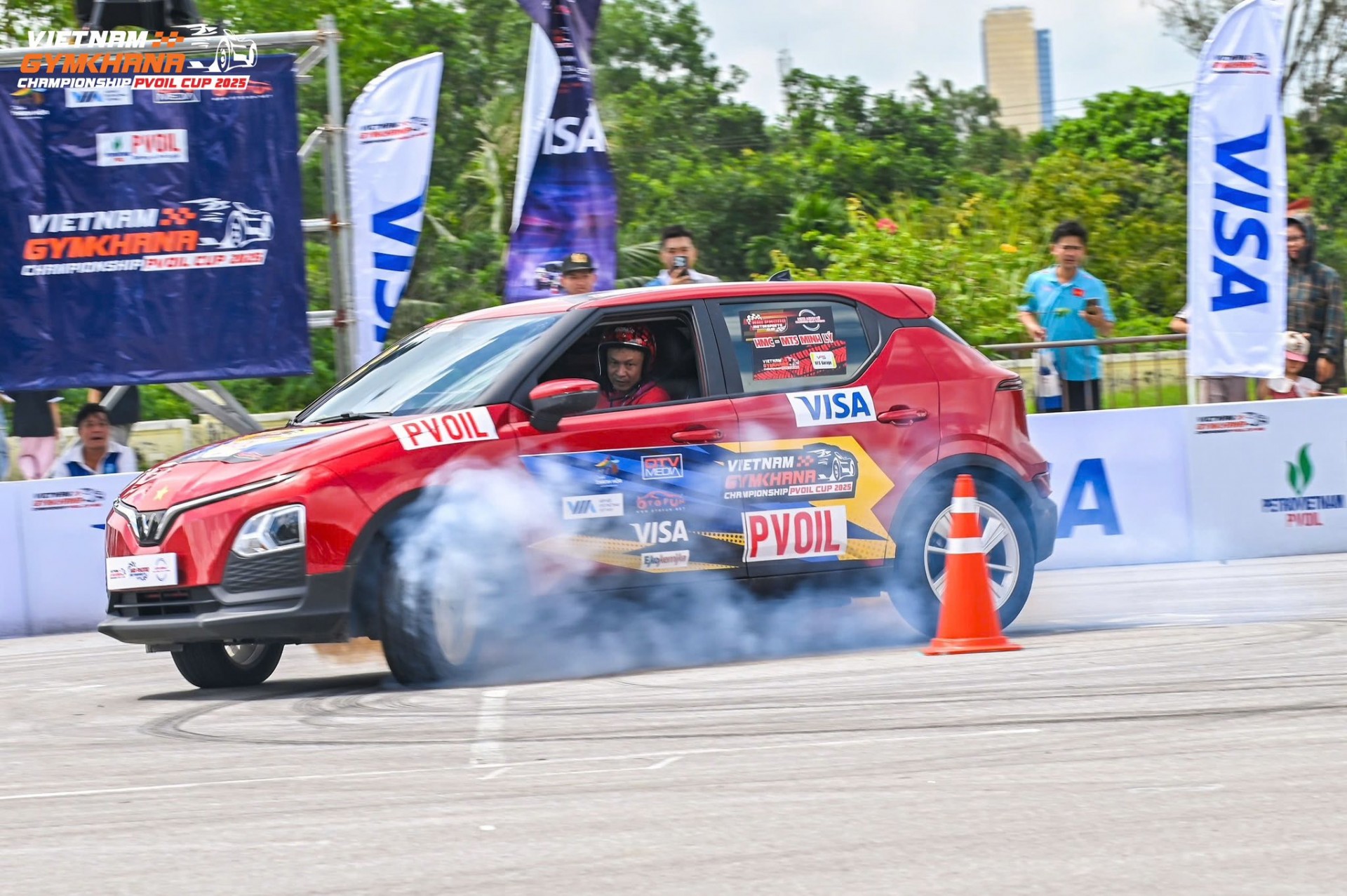 Mãn nhãn màn 'đốt lốp' tại vòng đấu loại PVOIL VGC 2025