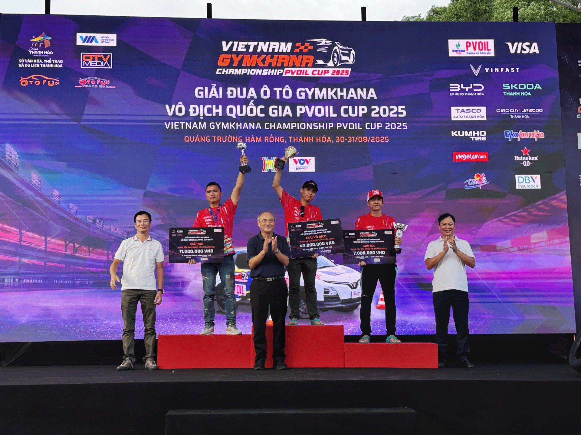 Các nhà vô địch PVOIL VGC 2025 lần đầu nâng cúp tại Thanh Hoá