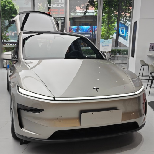 Tesla Model Y bản 6 chỗ bị chê hàng ghế thứ ba nhỏ, chật "như ngồi xe mui trần"