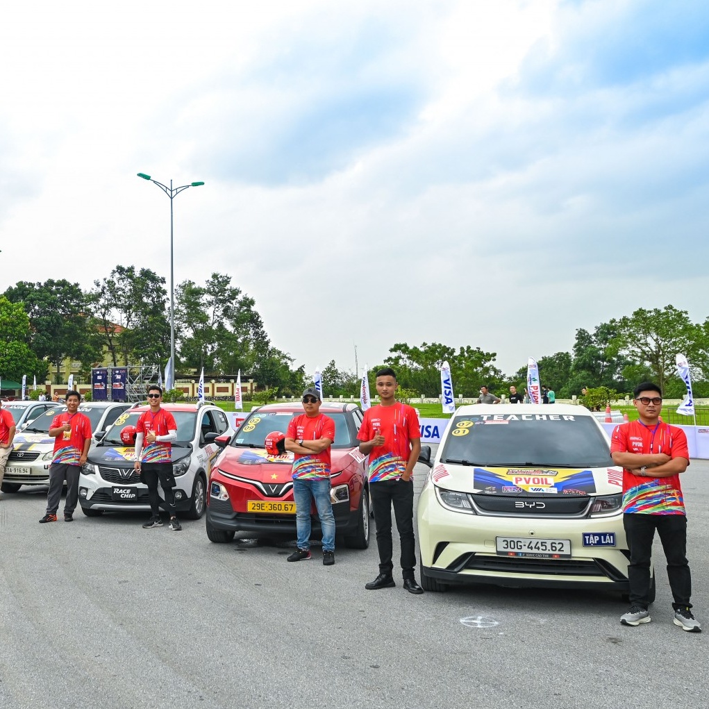 Diễu hành ô tô vinh danh các tay đua tham dự chung kết PVOIL VGC 2025