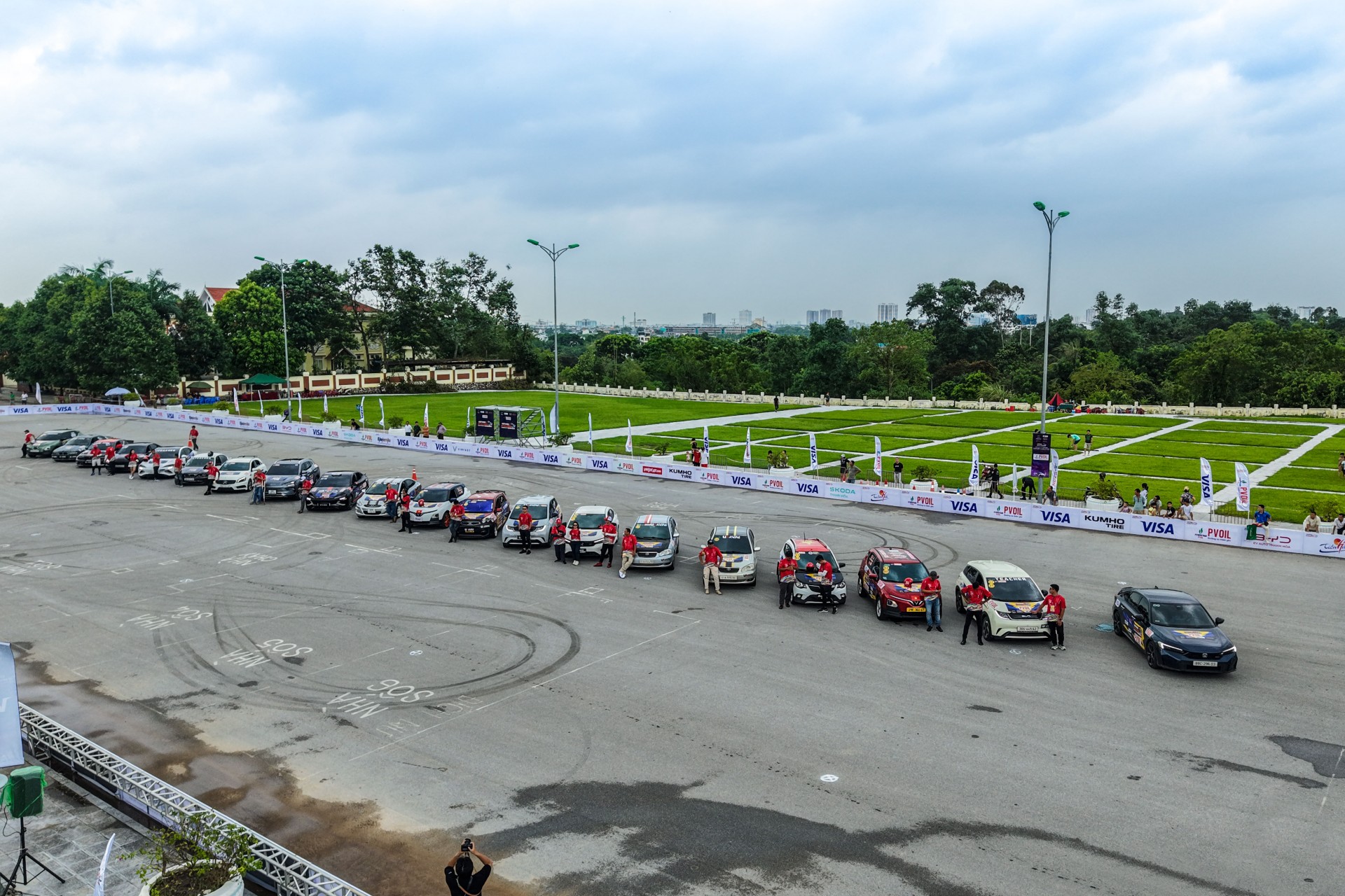 Diễu hành ô tô vinh danh các tay đua tham dự chung kết PVOIL VGC 2025