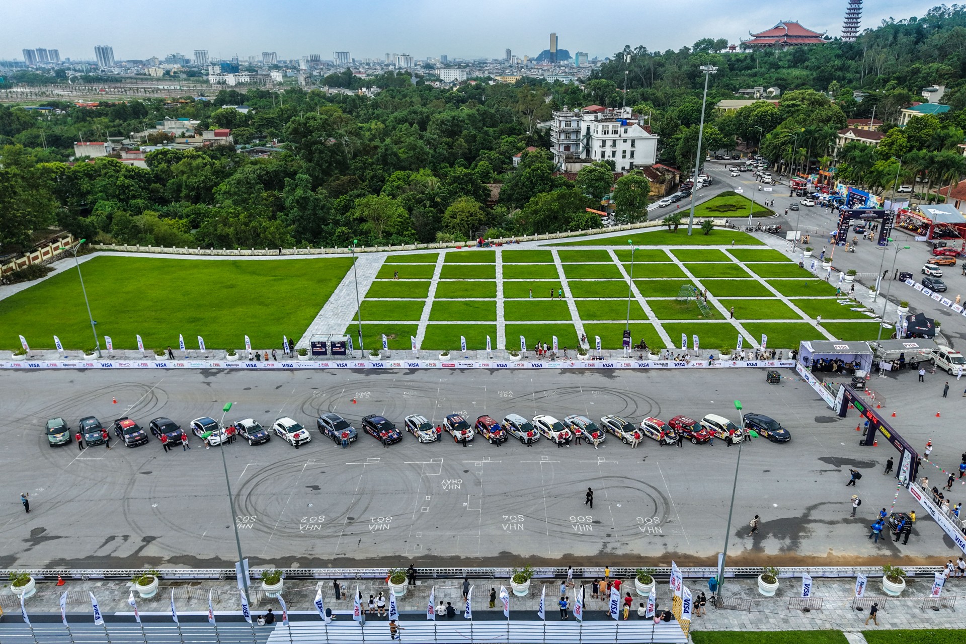 Diễu hành ô tô vinh danh các tay đua tham dự chung kết PVOIL VGC 2025