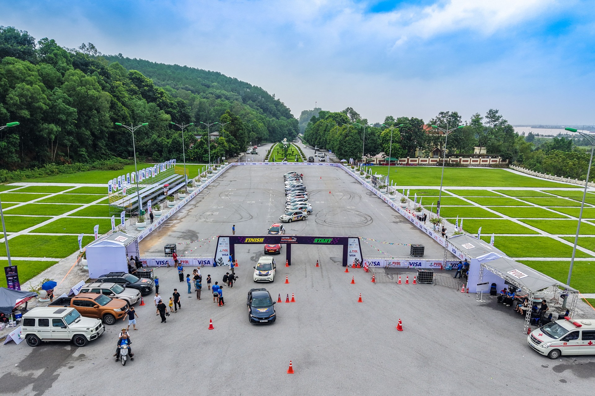 Diễu hành ô tô vinh danh các tay đua tham dự chung kết PVOIL VGC 2025