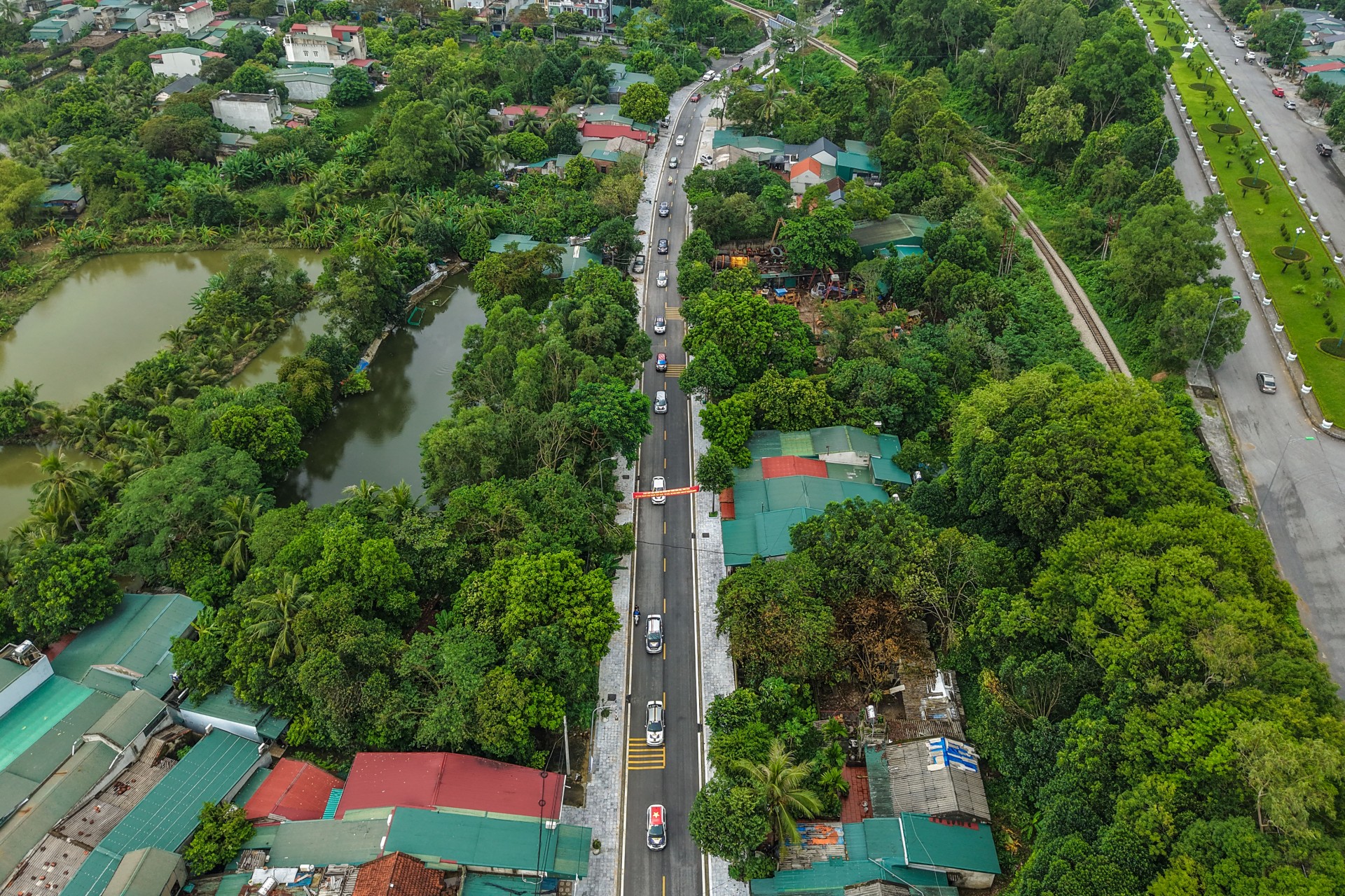 Diễu hành ô tô vinh danh các tay đua tham dự chung kết PVOIL VGC 2025