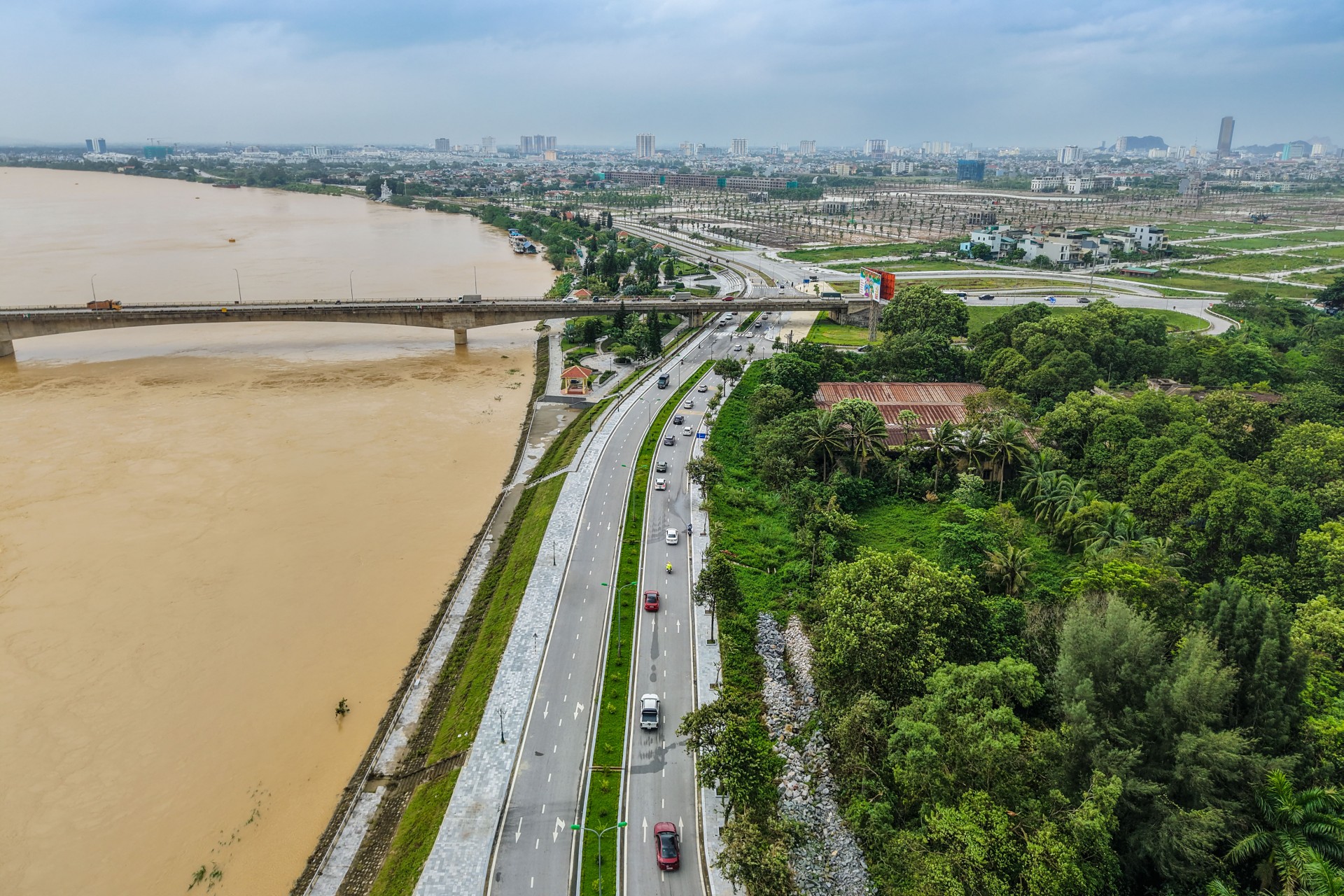 Diễu hành ô tô vinh danh các tay đua tham dự chung kết PVOIL VGC 2025