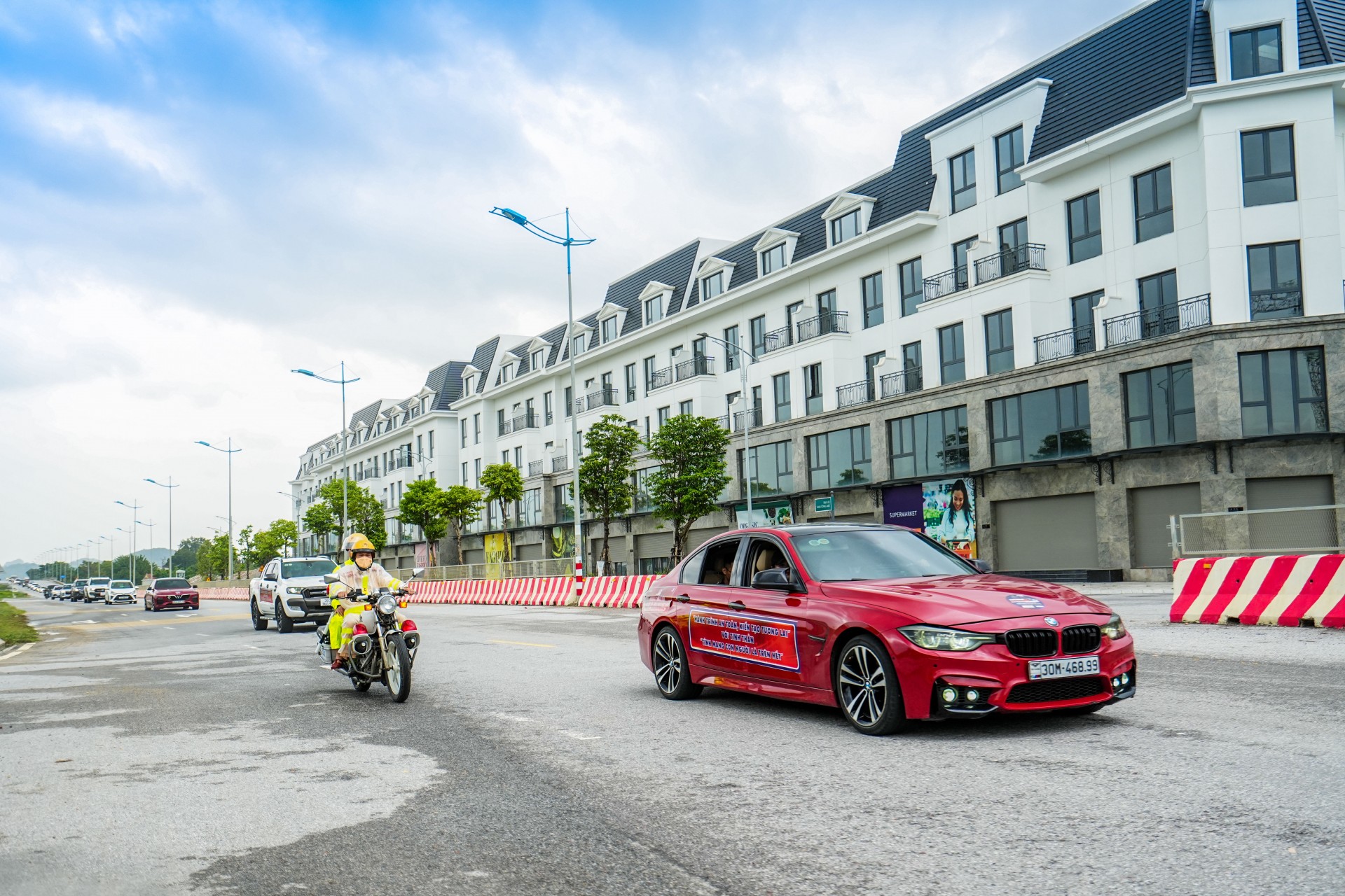 Diễu hành ô tô vinh danh các tay đua tham dự chung kết PVOIL VGC 2025