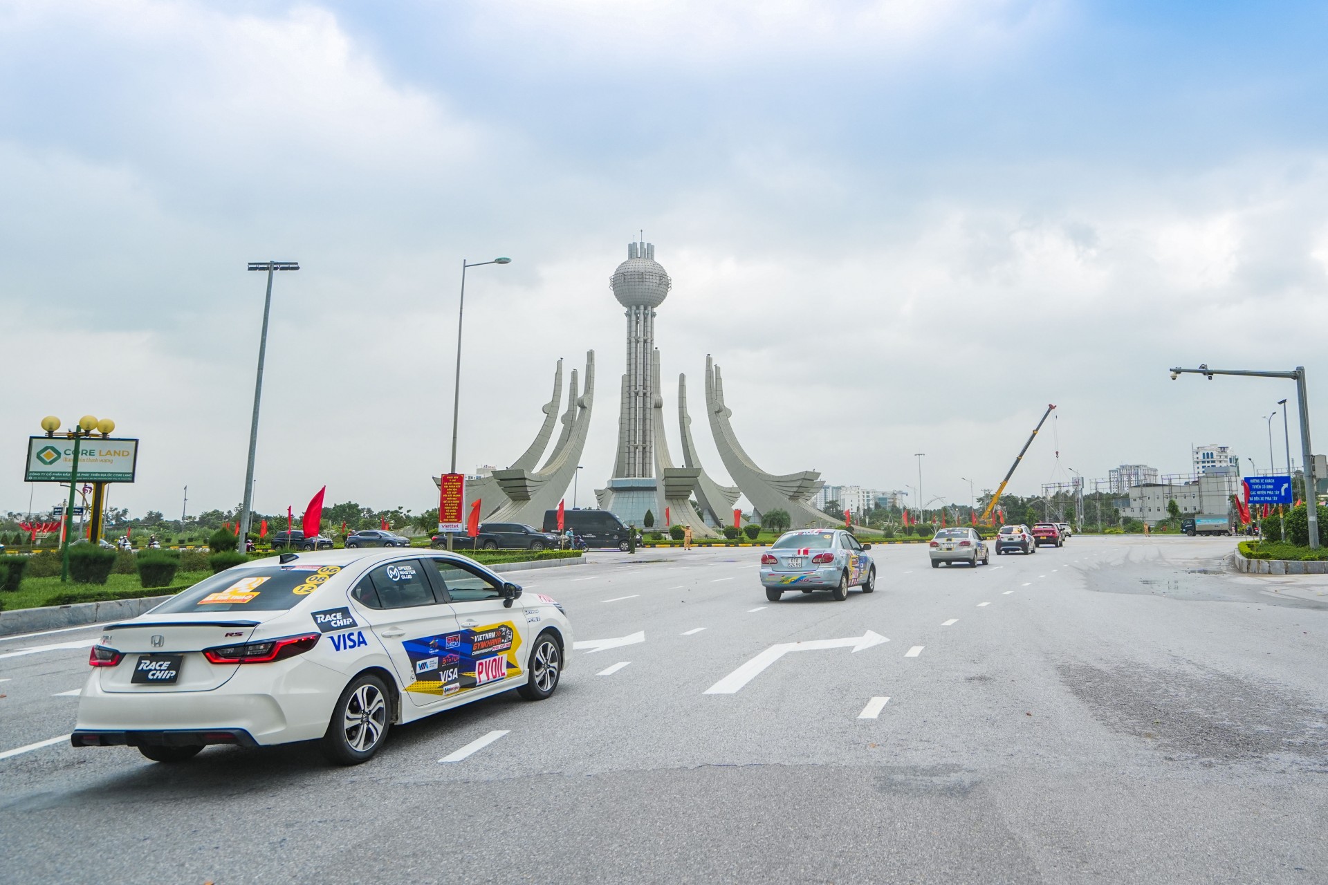 Diễu hành ô tô vinh danh các tay đua tham dự chung kết PVOIL VGC 2025