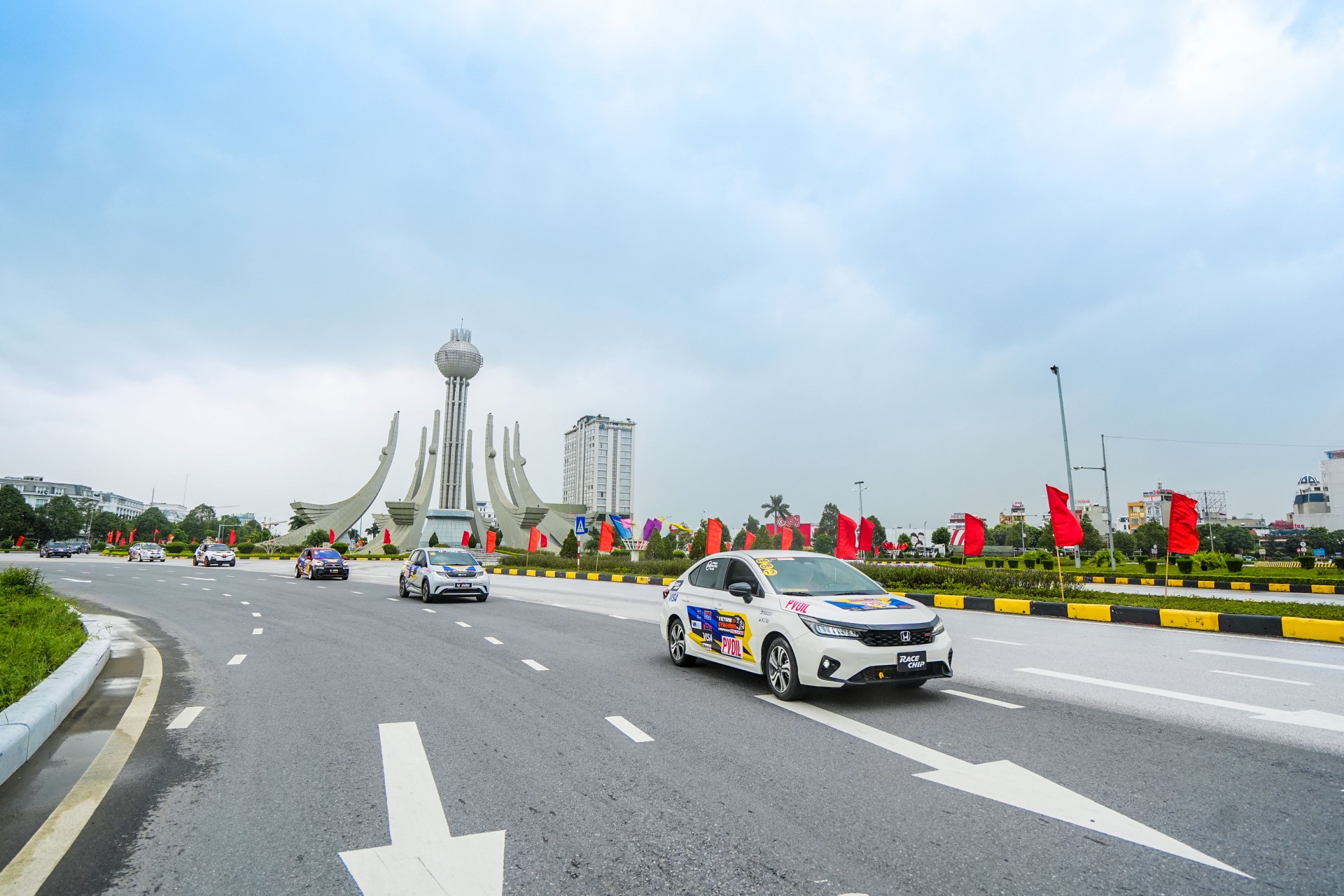 Diễu hành ô tô vinh danh các tay đua tham dự chung kết PVOIL VGC 2025