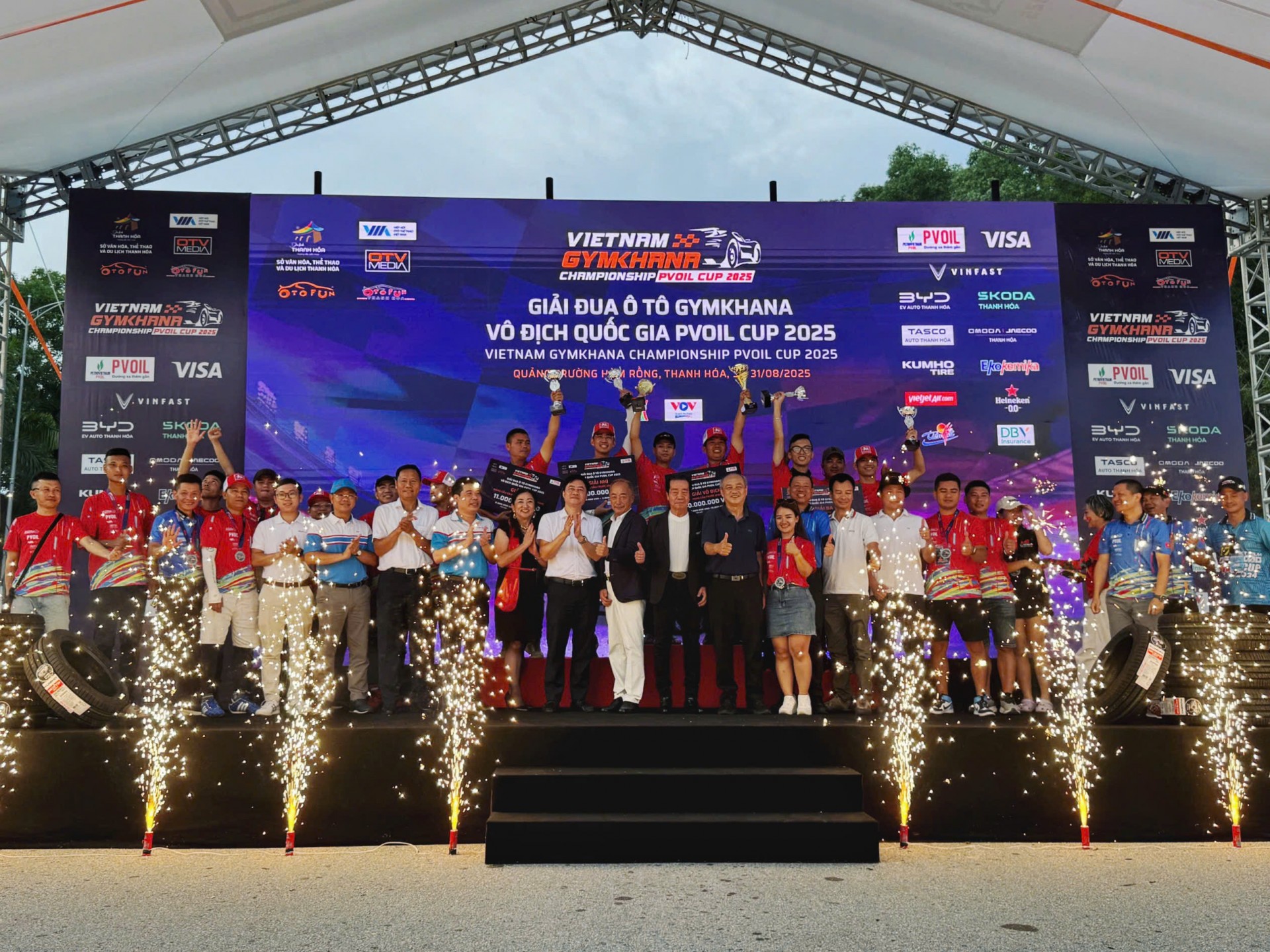 Các nhà vô địch PVOIL VGC 2025 lần đầu nâng cúp tại Thanh Hoá