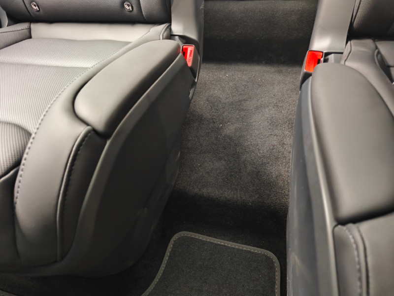 Tesla Model Y bản 6 chỗ bị chê hàng ghế thứ ba nhỏ, chật Tesla Model Y bản 6 chỗ bị chê hàng ghế thứ ba nhỏ, chật