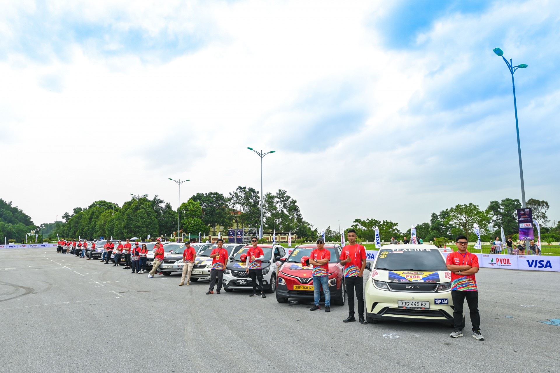 Diễu hành ô tô vinh danh các tay đua tham dự chung kết PVOIL VGC 2025