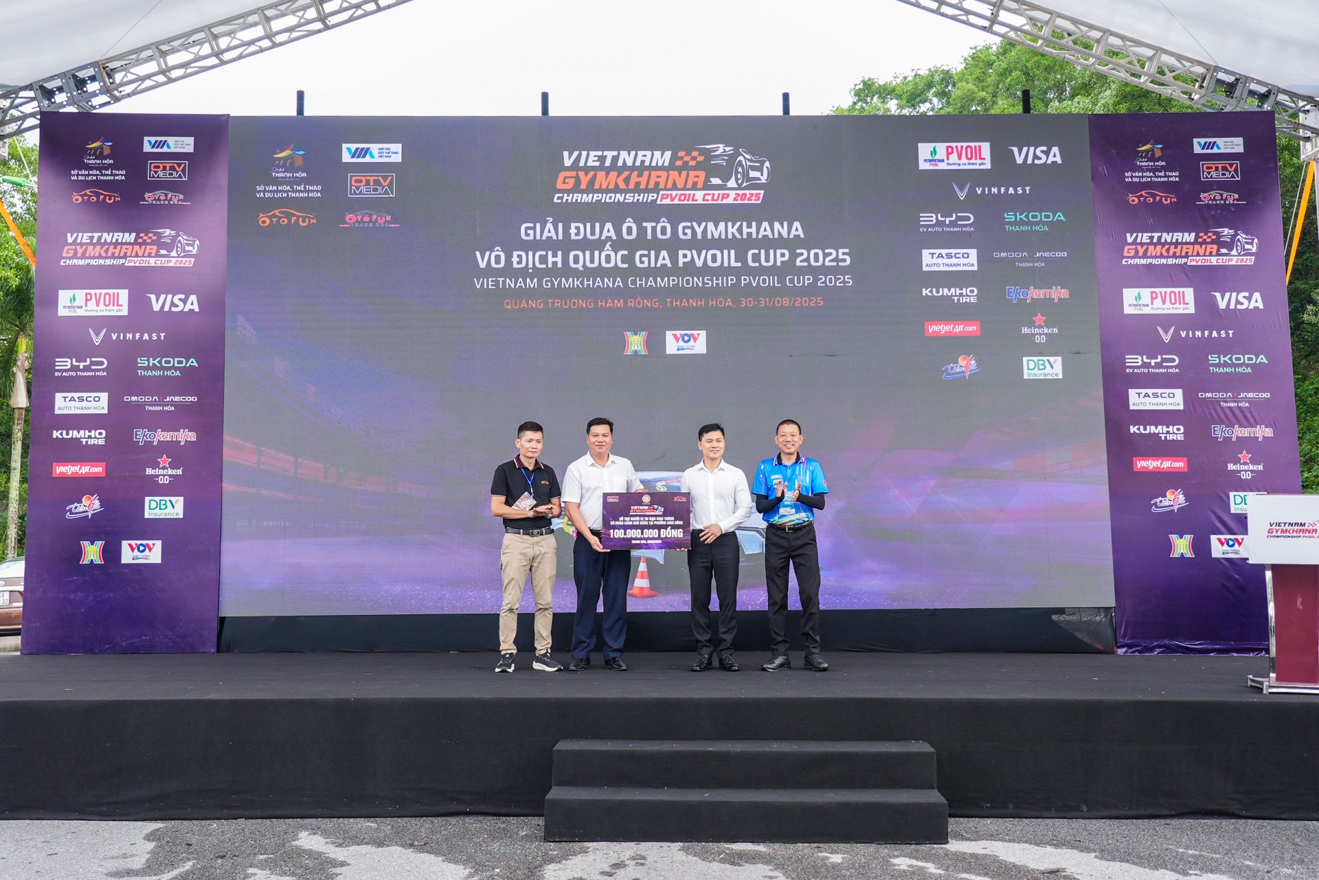 Trao tặng 100 triệu đồng cho Thanh Hóa tại Lễ Khai mạc PVOIL VGC 2025