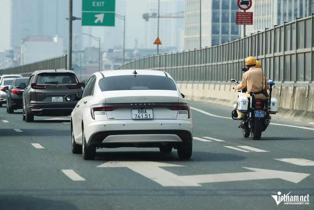 Từ 8.9, CSGT Hà Nội dùng camera ghi hình phương tiện đi vào làn khẩn cấp trên Vành đai 3