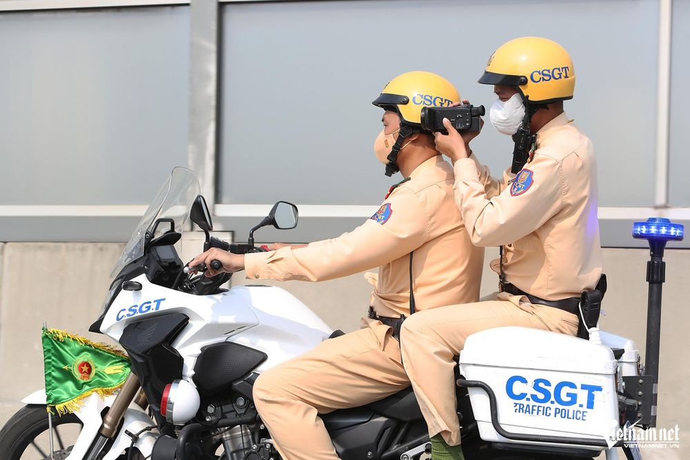Từ 8.9, CSGT Hà Nội dùng camera ghi hình phương tiện đi vào làn khẩn cấp trên Vành đai 3