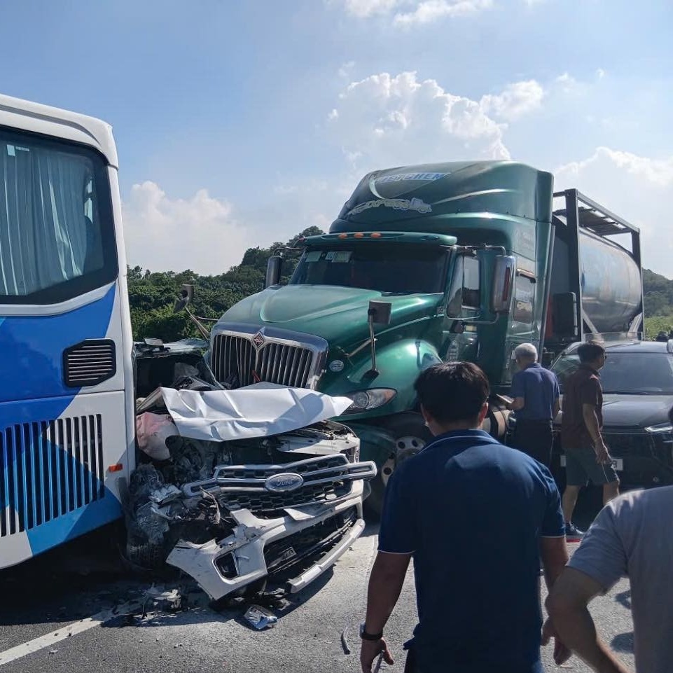 Ford Everest và Toyota Vios bị "dồn toa" trong tai nạn liên hoàn