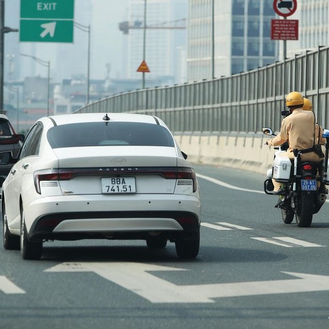 Từ 8.9, CSGT Hà Nội dùng camera ghi hình phương tiện đi vào làn khẩn cấp trên Vành đai 3