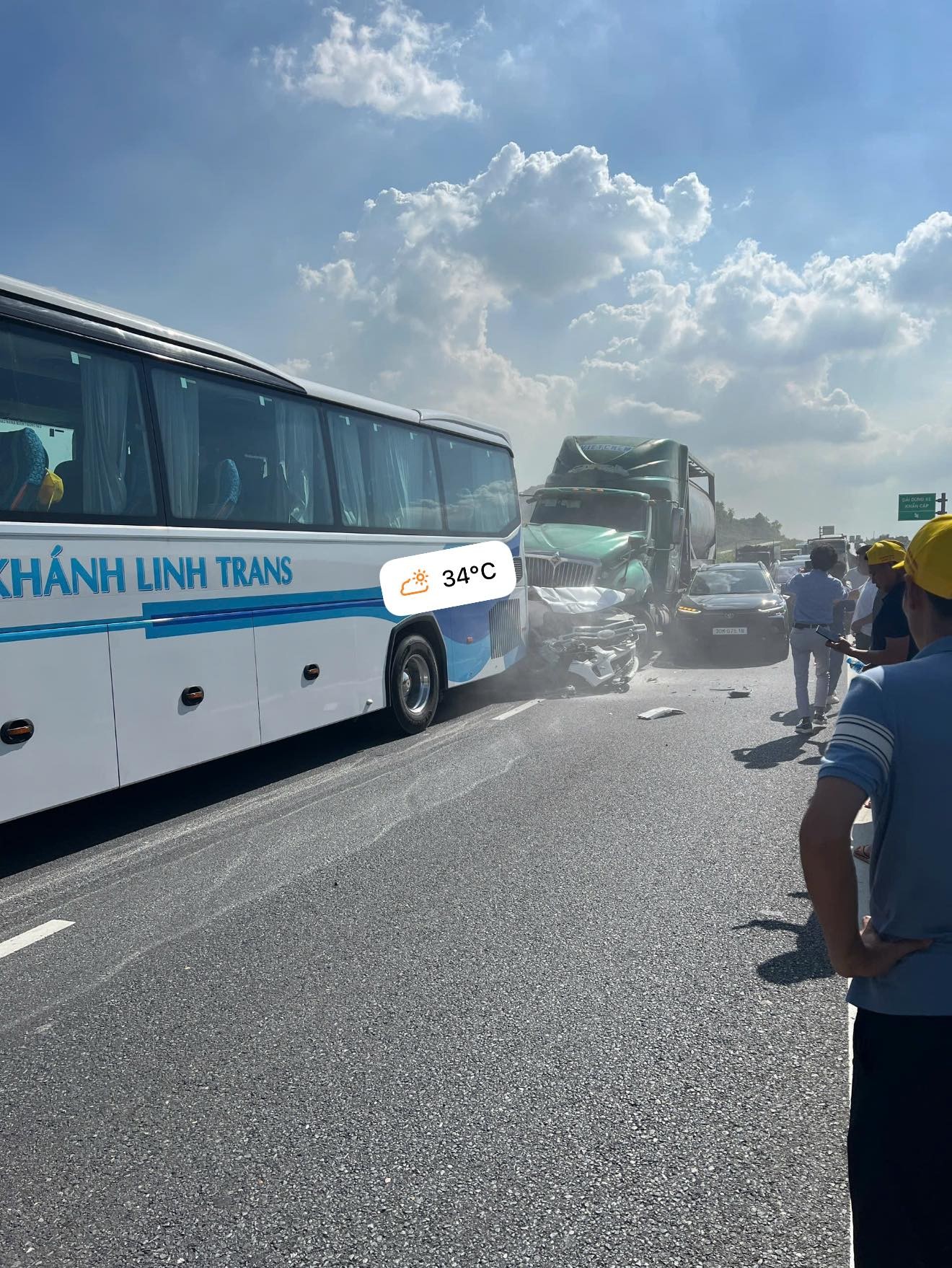 Ford Everest và Toyota Vios bị 