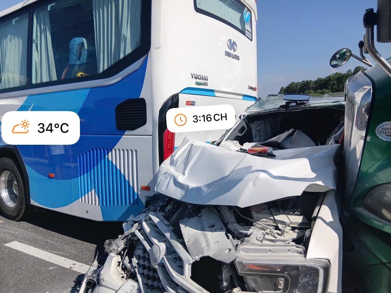 Ford Everest và Toyota Vios bị 