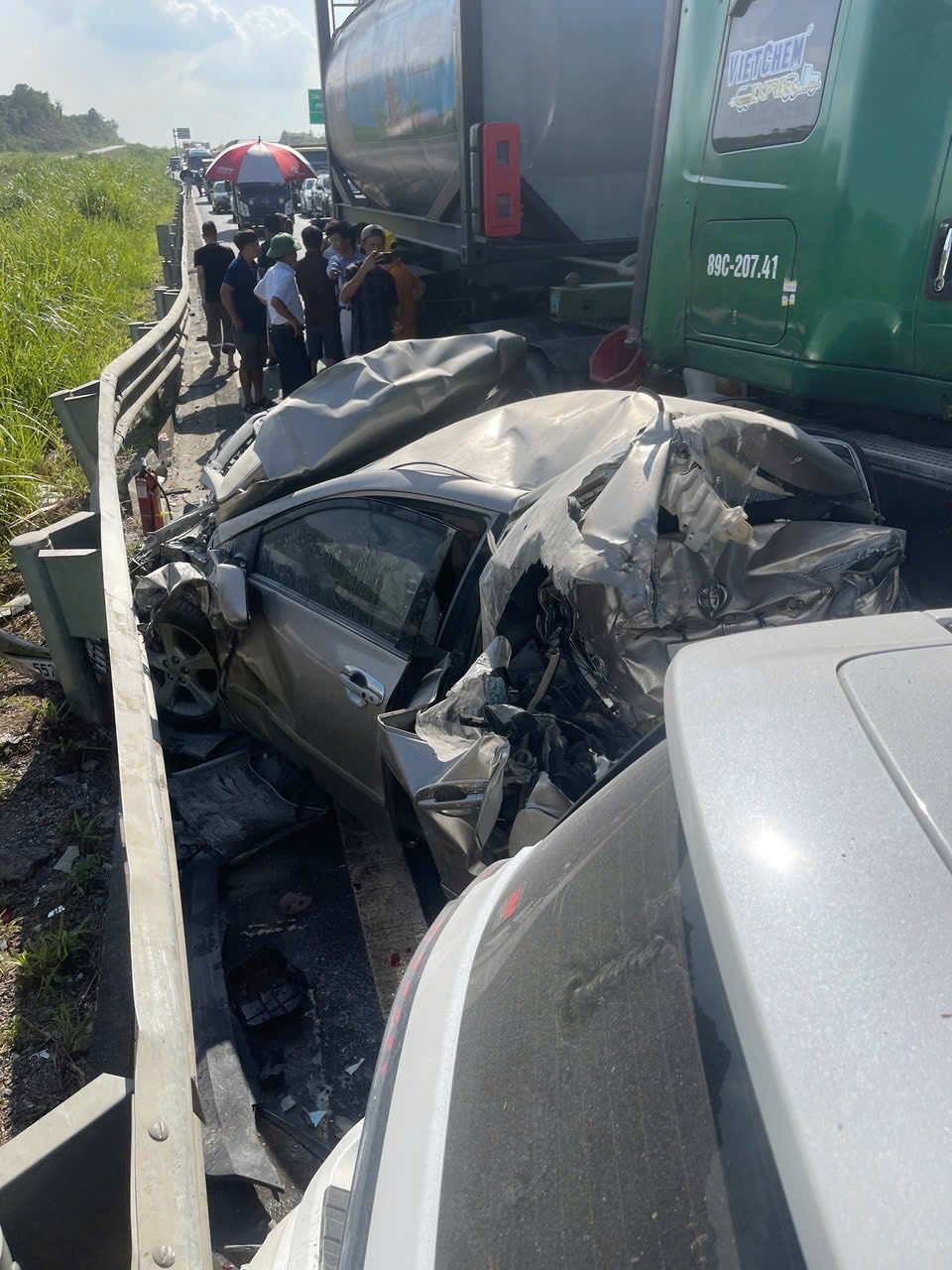 Ford Everest và Toyota Vios bị 