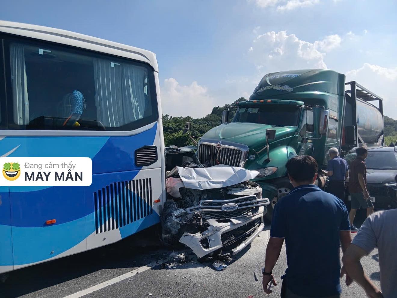 Ford Everest và Toyota Vios bị 