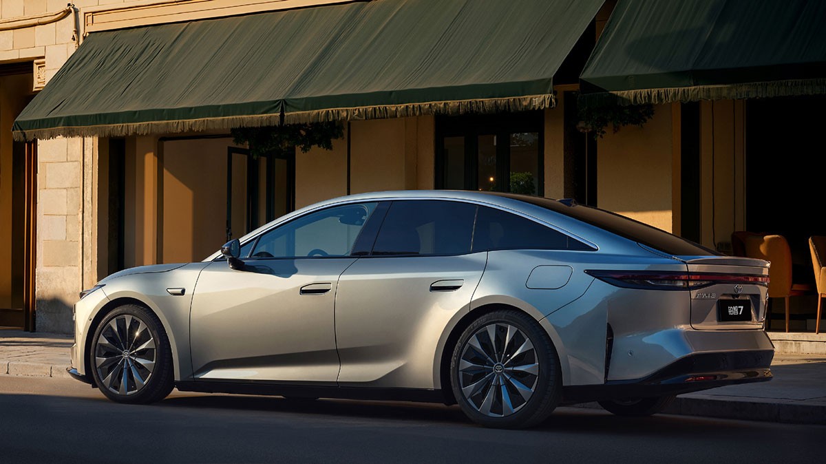 Sedan điện Toyota bZ7 được vén màn, sử dụng hệ sinh thái Xiaomi và hệ điều hành Huawei