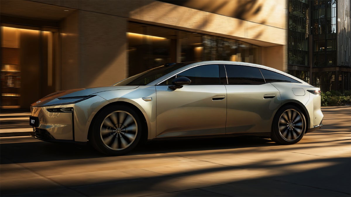 Sedan điện Toyota bZ7 được vén màn, sử dụng hệ sinh thái Xiaomi và hệ điều hành Huawei