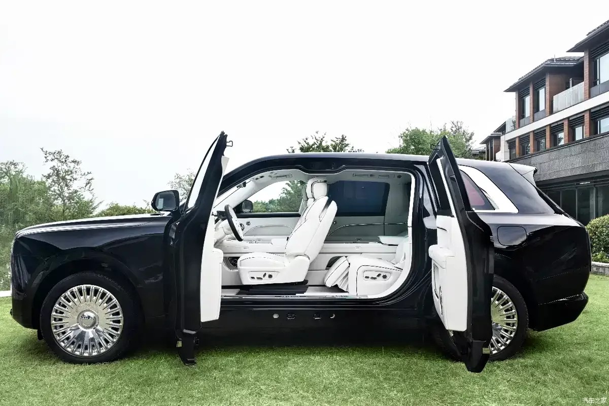 Công ty sản xuất máy hút bụi Dreame hé lộ hình ảnh SUV điện trông giống hệt Rolls-Royce Cullinan Công ty sản xuất máy hút bụi Dreame hé lộ hình ảnh SUV điện trông giống hệt Rolls-Royce Cullinan