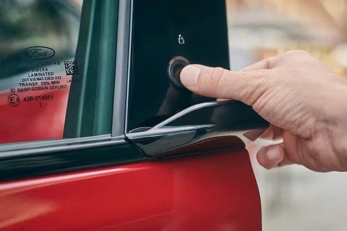 Tay nắm cửa ô tô dạng ẩn: Lợi bất cập hại