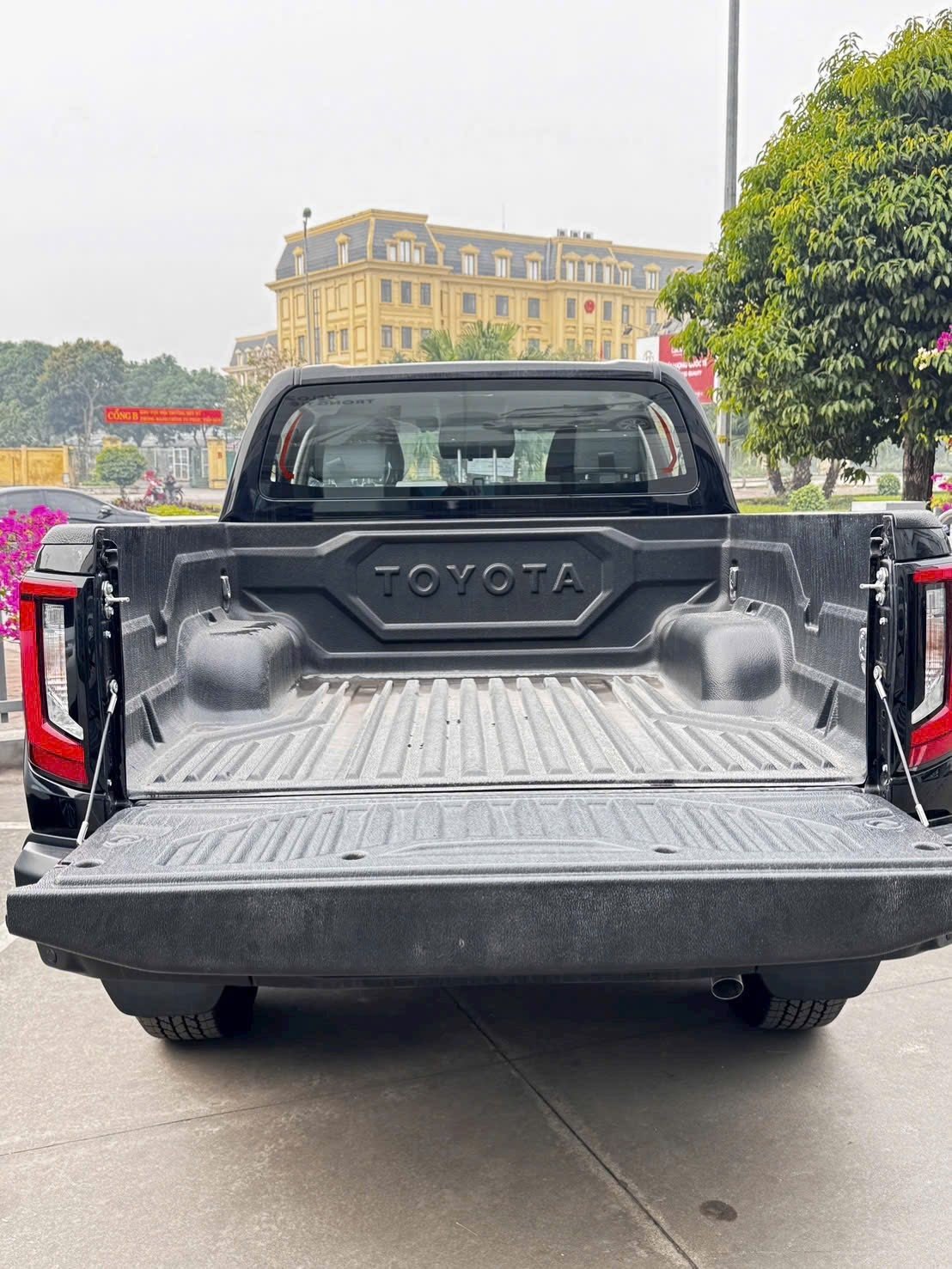 Hình ảnh Toyota Hilux mới, xuất hiện ở đại lý trước thềm ra mắt