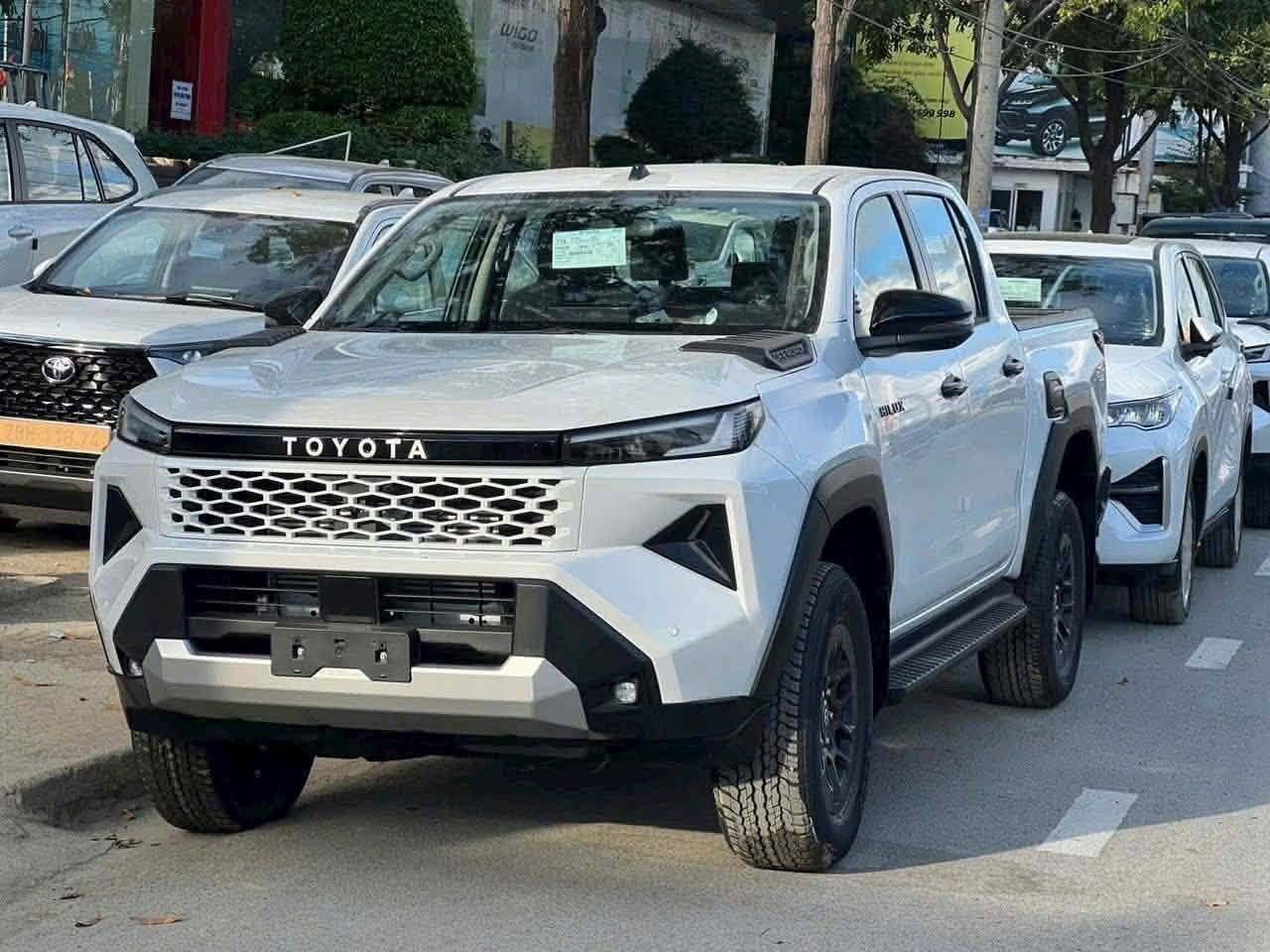 Hình ảnh Toyota Hilux mới, xuất hiện ở đại lý trước thềm ra mắt