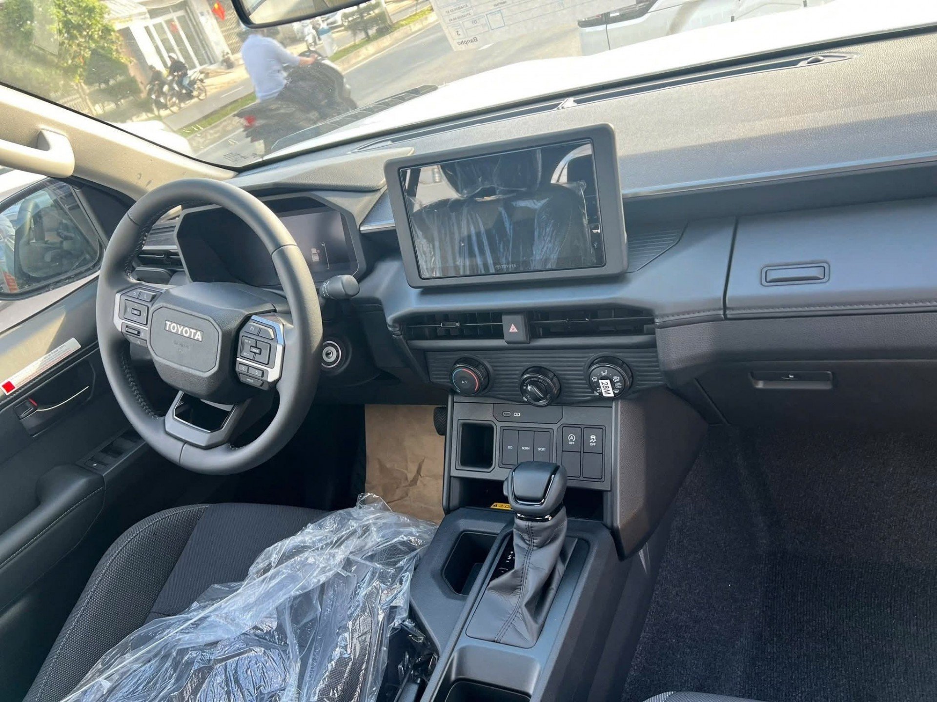 Hình ảnh Toyota Hilux mới, xuất hiện ở đại lý trước thềm ra mắt