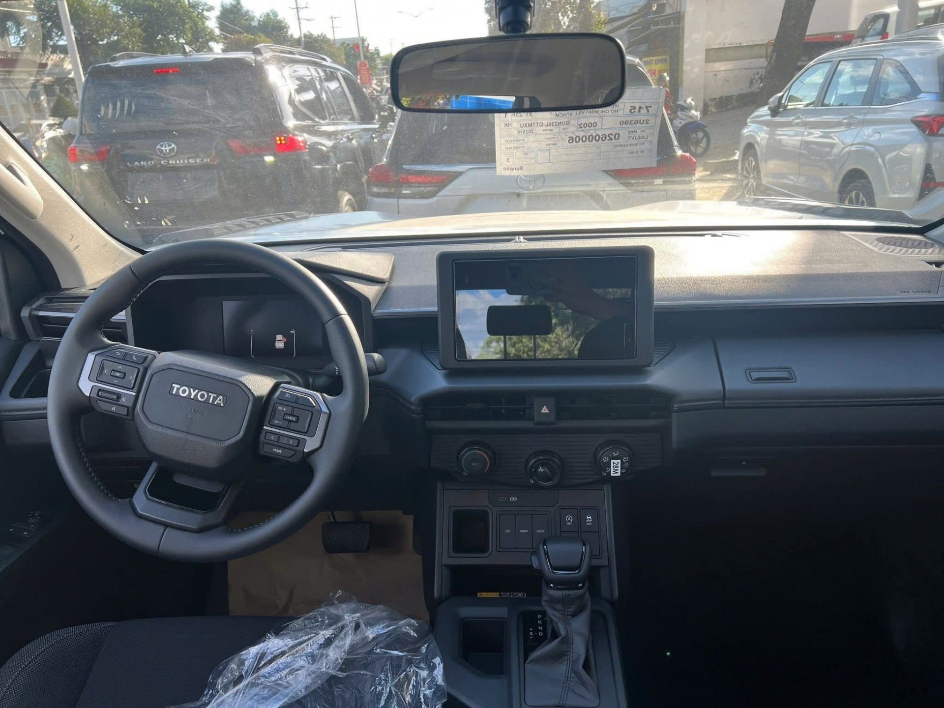 Hình ảnh Toyota Hilux mới, xuất hiện ở đại lý trước thềm ra mắt