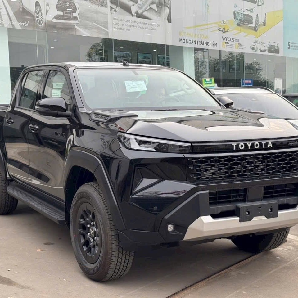 Hình ảnh Toyota Hilux mới, xuất hiện ở đại lý trước thềm ra mắt