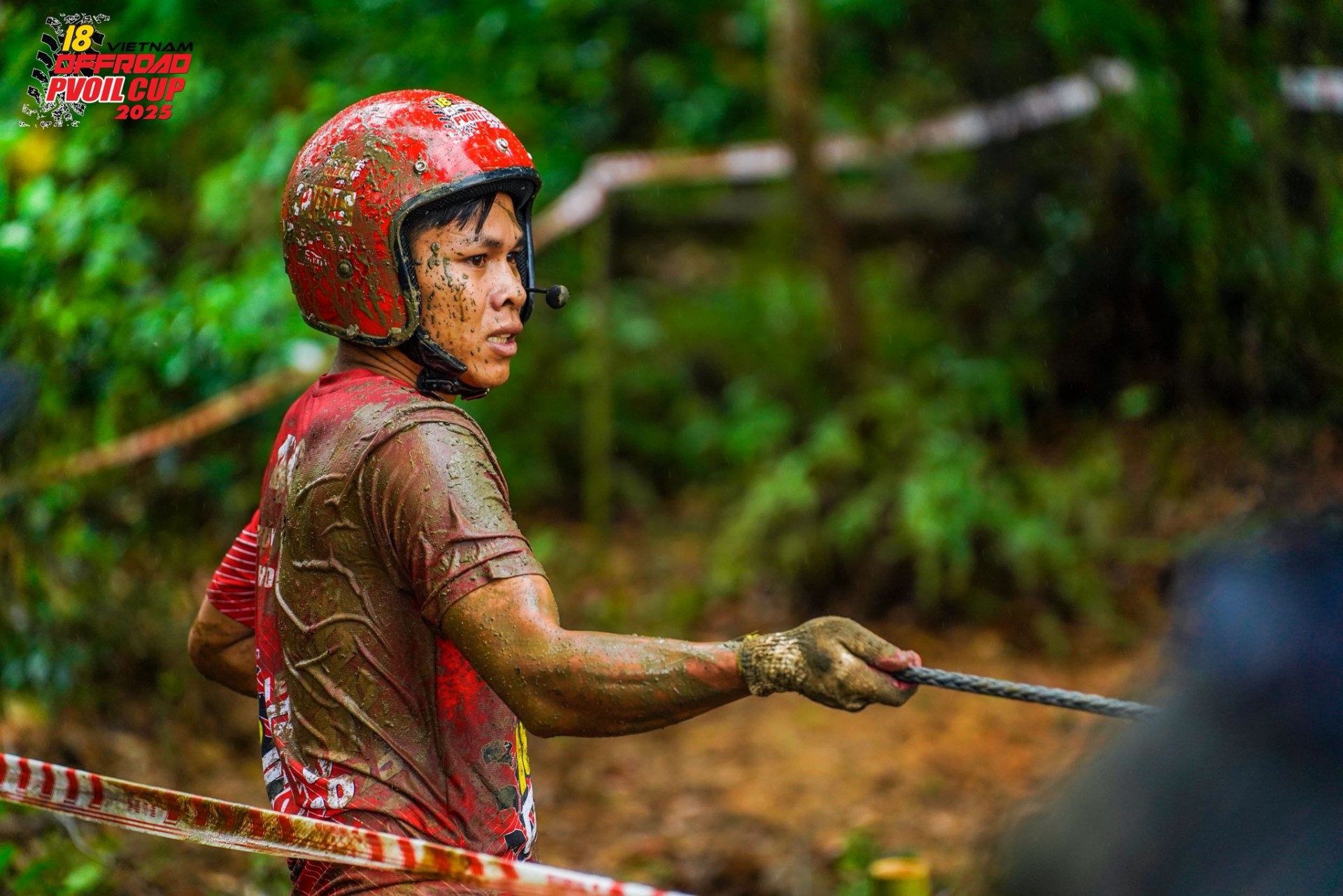 Màn 'tắm bùn' ấn tượng của những đội đua tại PVOIL VOC 2025