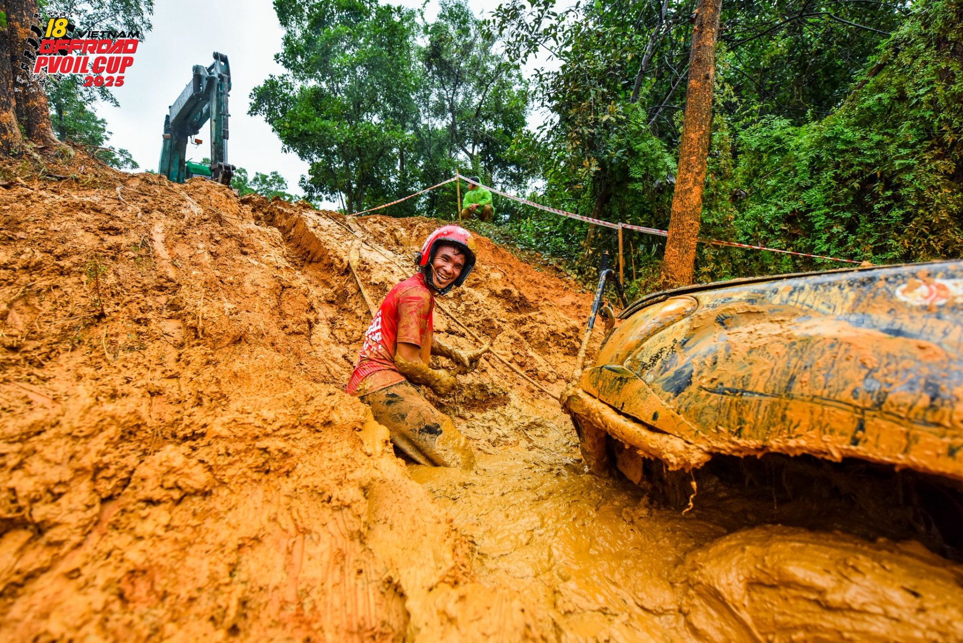 Màn 'tắm bùn' ấn tượng của những đội đua tại PVOIL VOC 2025