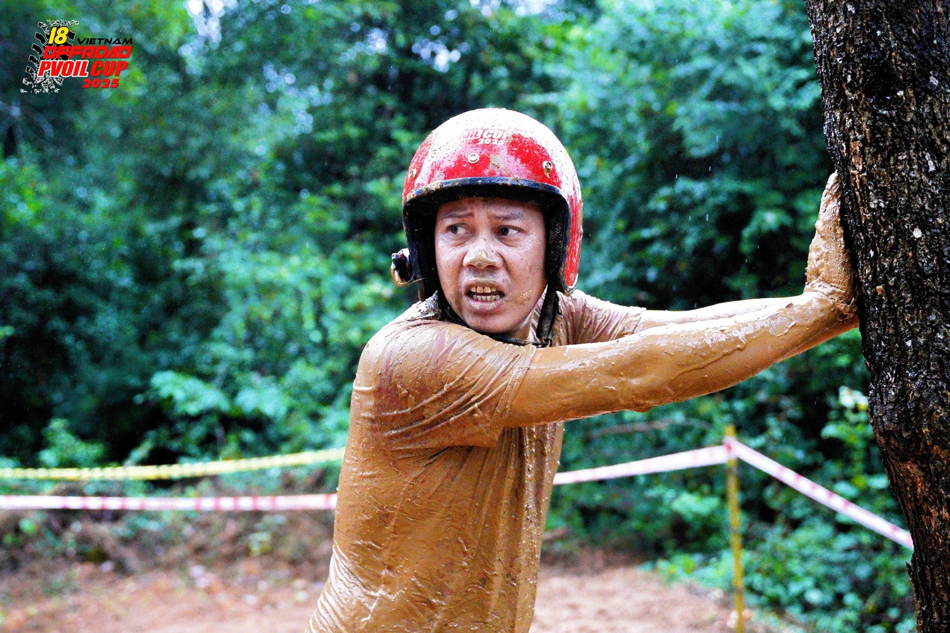 Màn 'tắm bùn' ấn tượng của những đội đua tại PVOIL VOC 2025