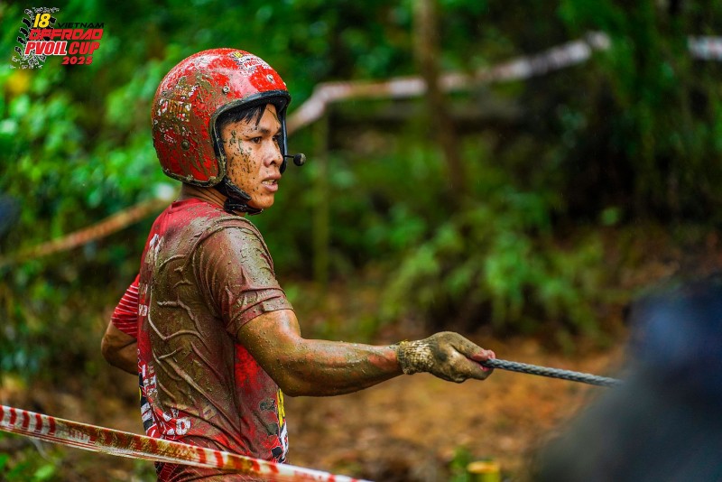 Muôn vẻ cảm xúc trên gương mặt lấm lem của các tay đua PVOIL VOC 2025